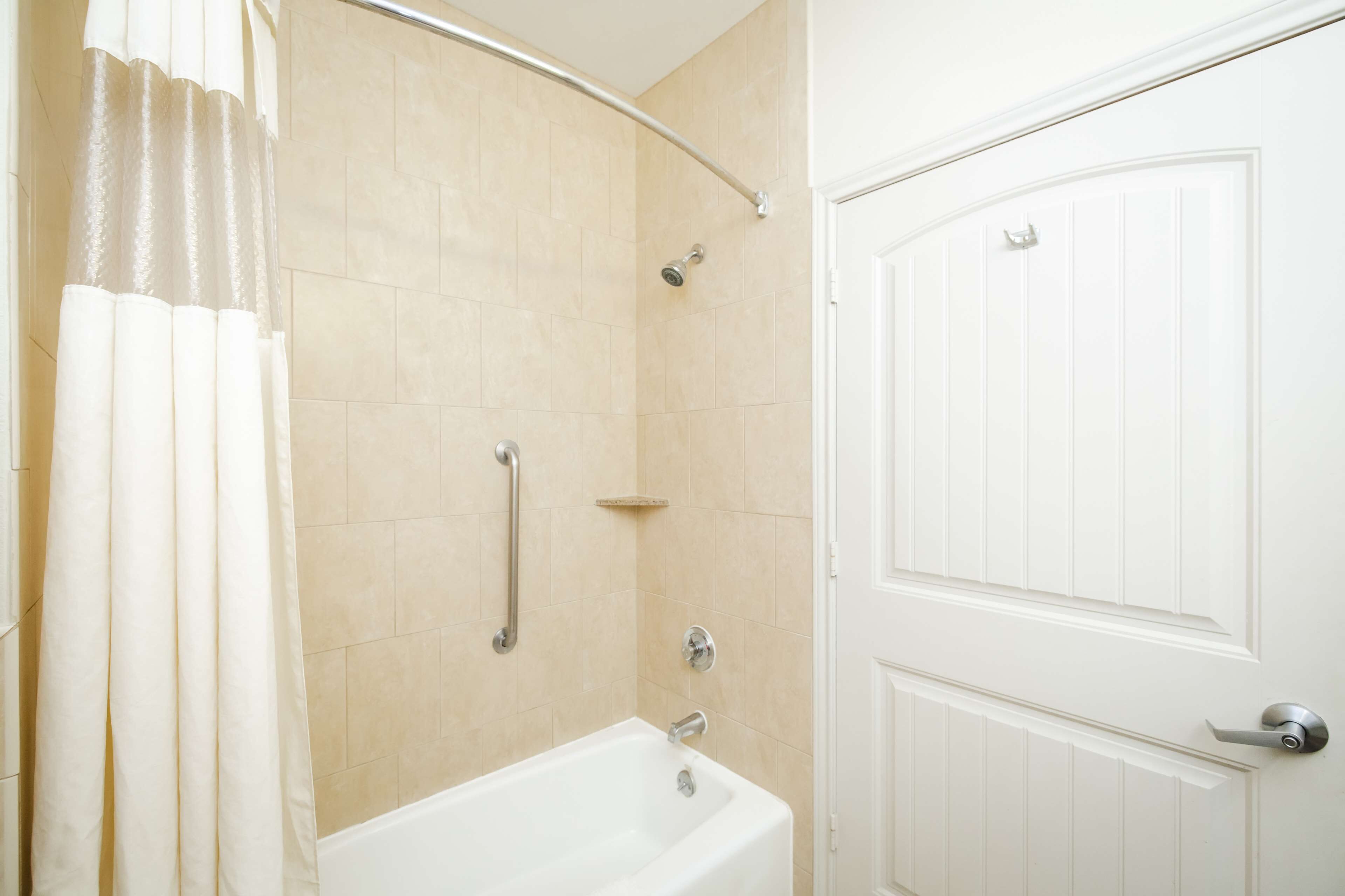 combined shower/bathtub, hydromassage showerhead, designer toiletries