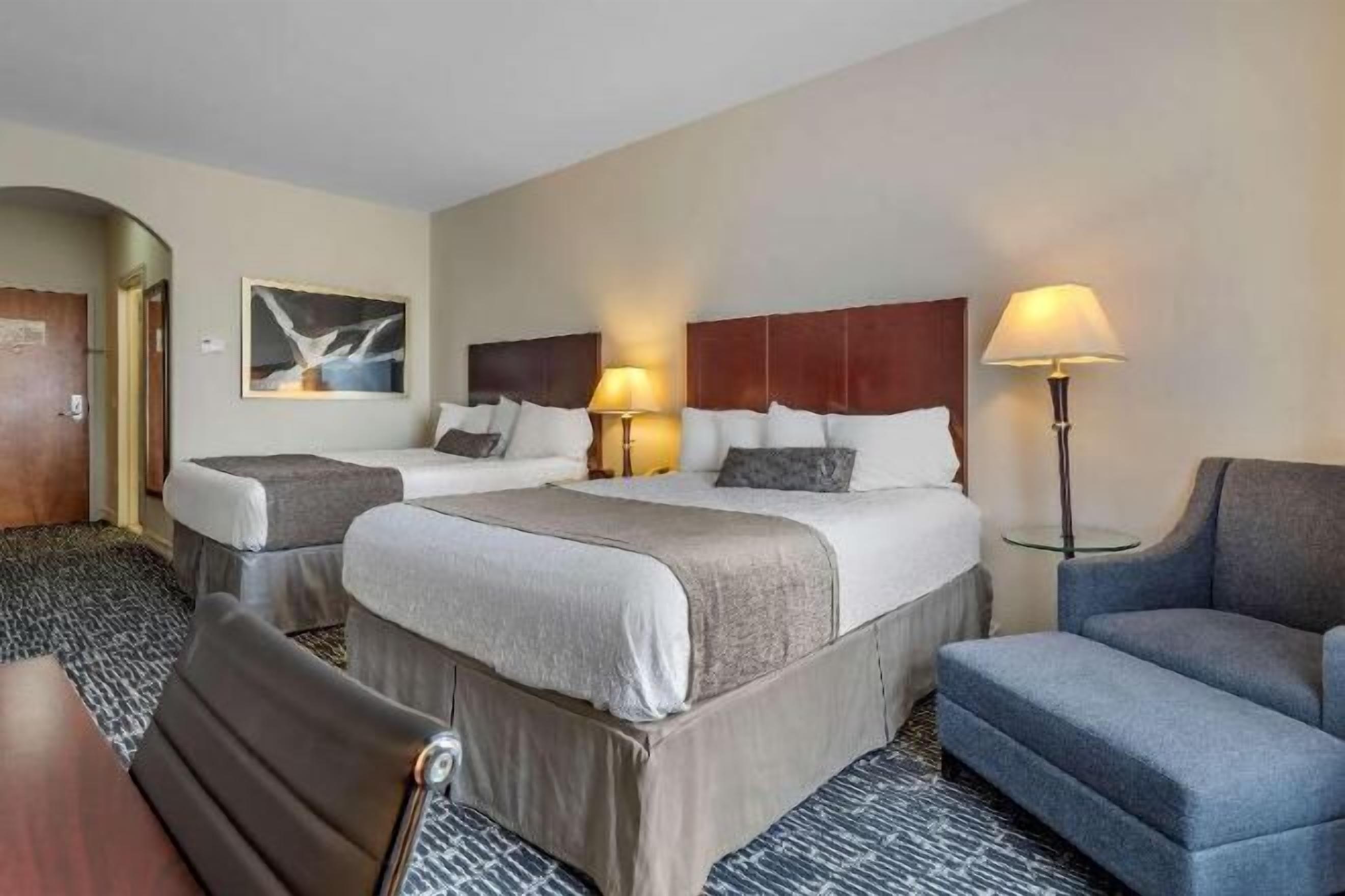 Sengetøy av topp kvalitet, senger med overmadrass og safe på rommet