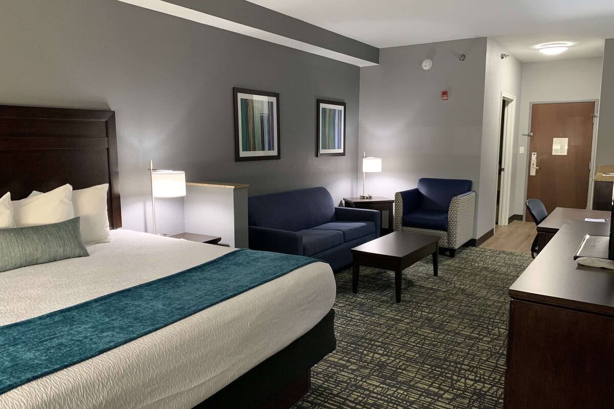 1 bedroom, premium bedding, desk, iron/ironing board