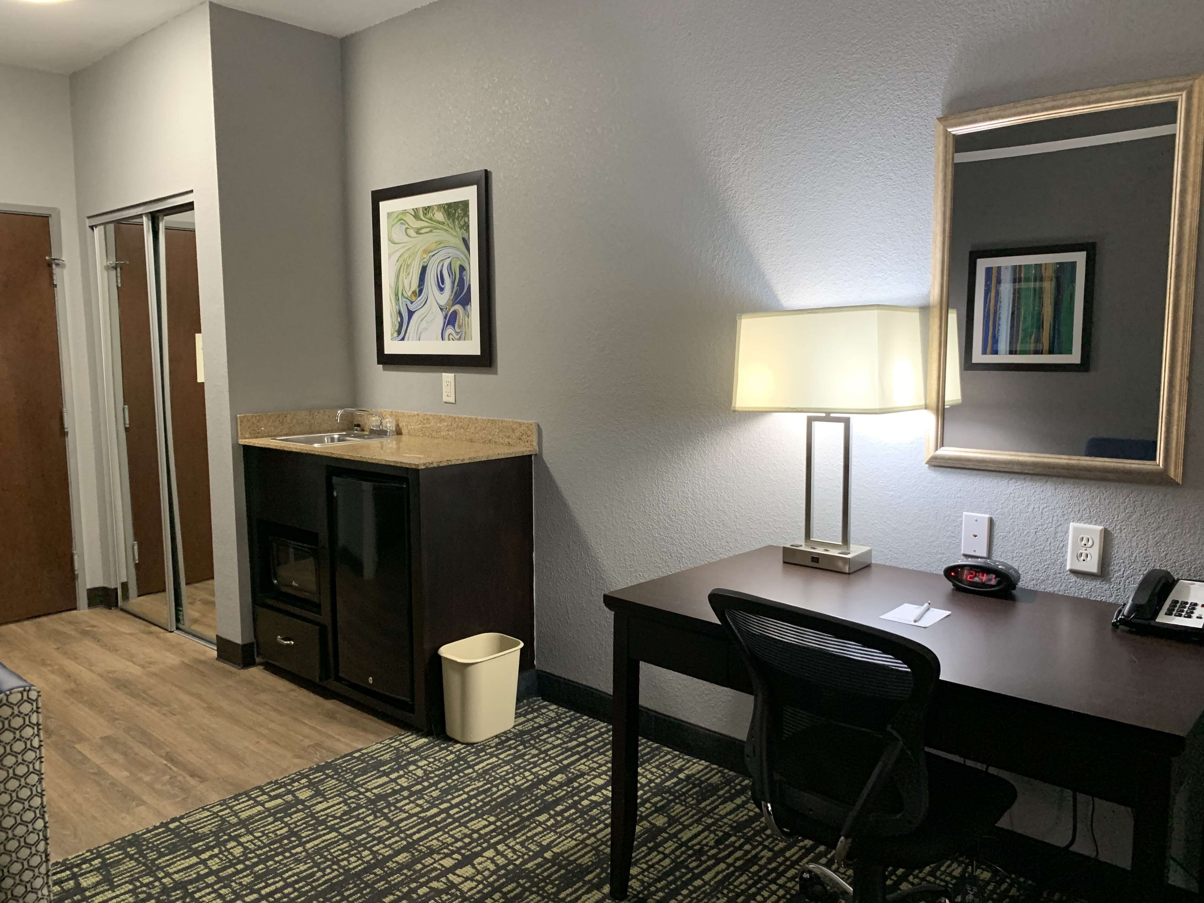 standard room, 1 king bed, non smoking, kitchenette | room amenity