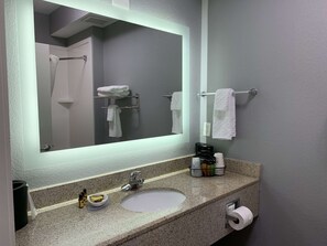 Duschwanne, kostenlose Toilettenartikel, Haartrockner, Handtücher