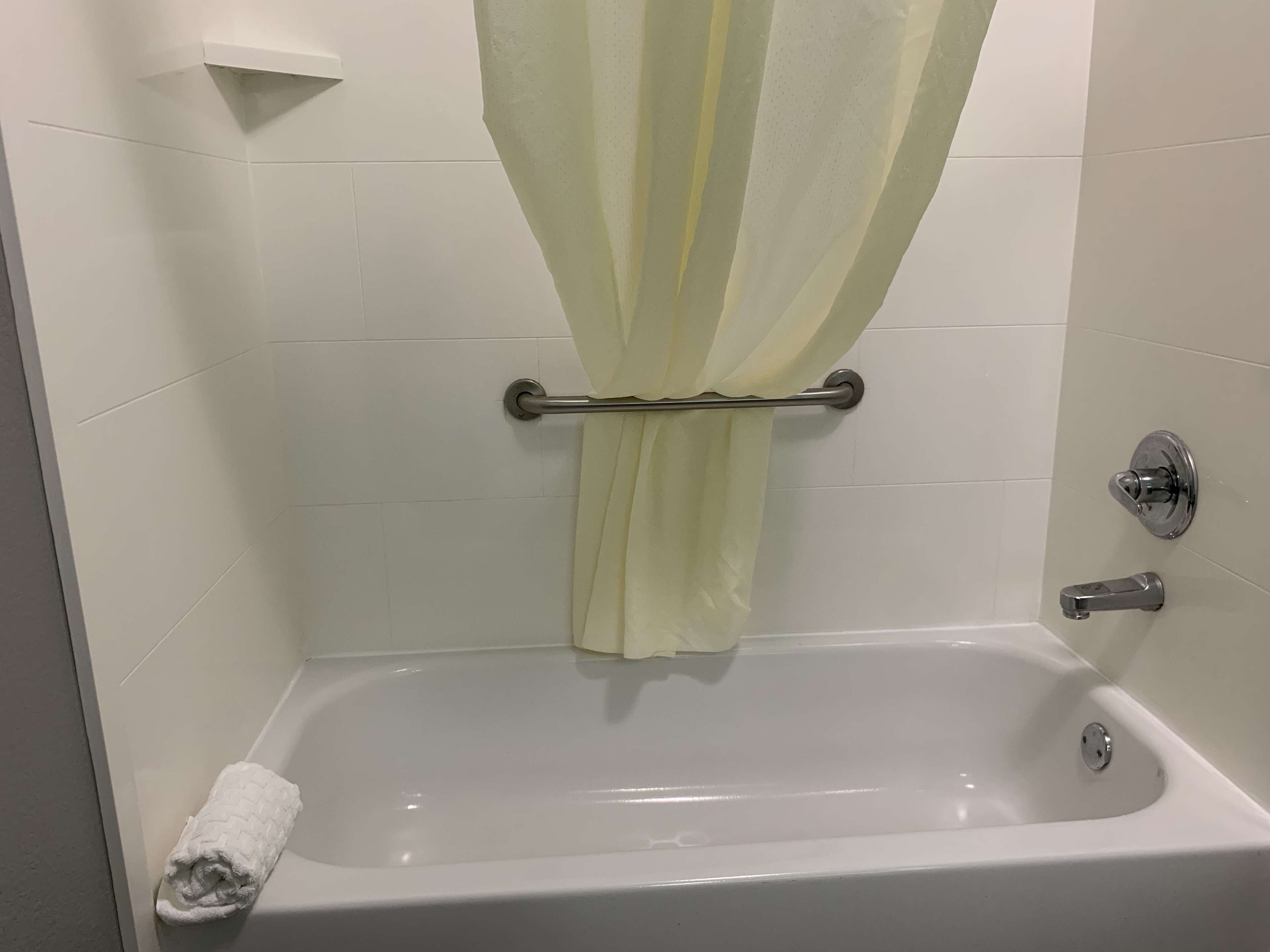 combined shower/bathtub, free toiletries, hair dryer, towels