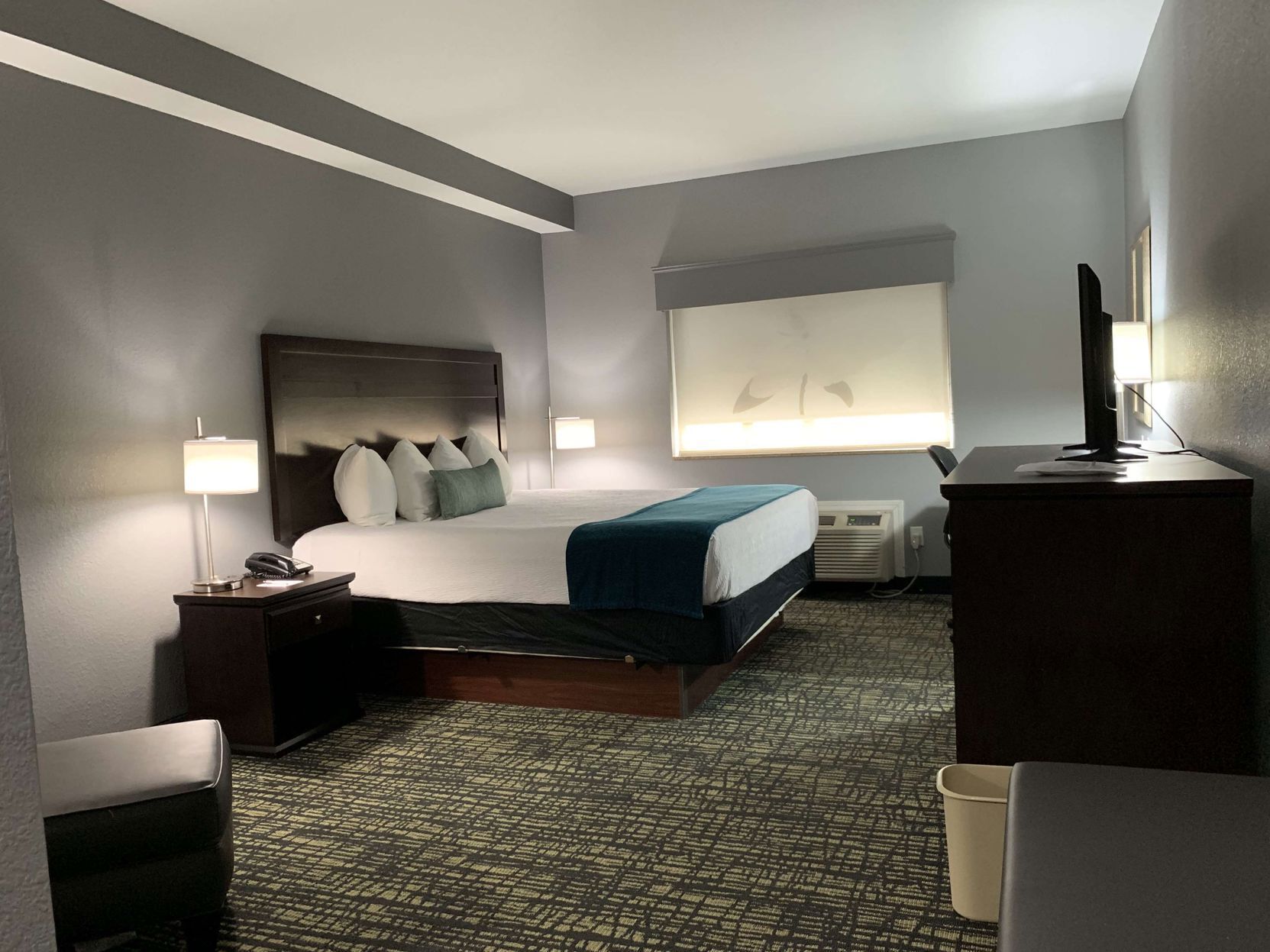 1 slaapkamer, luxe beddengoed, een bureau, een strijkplank/strijkijzer