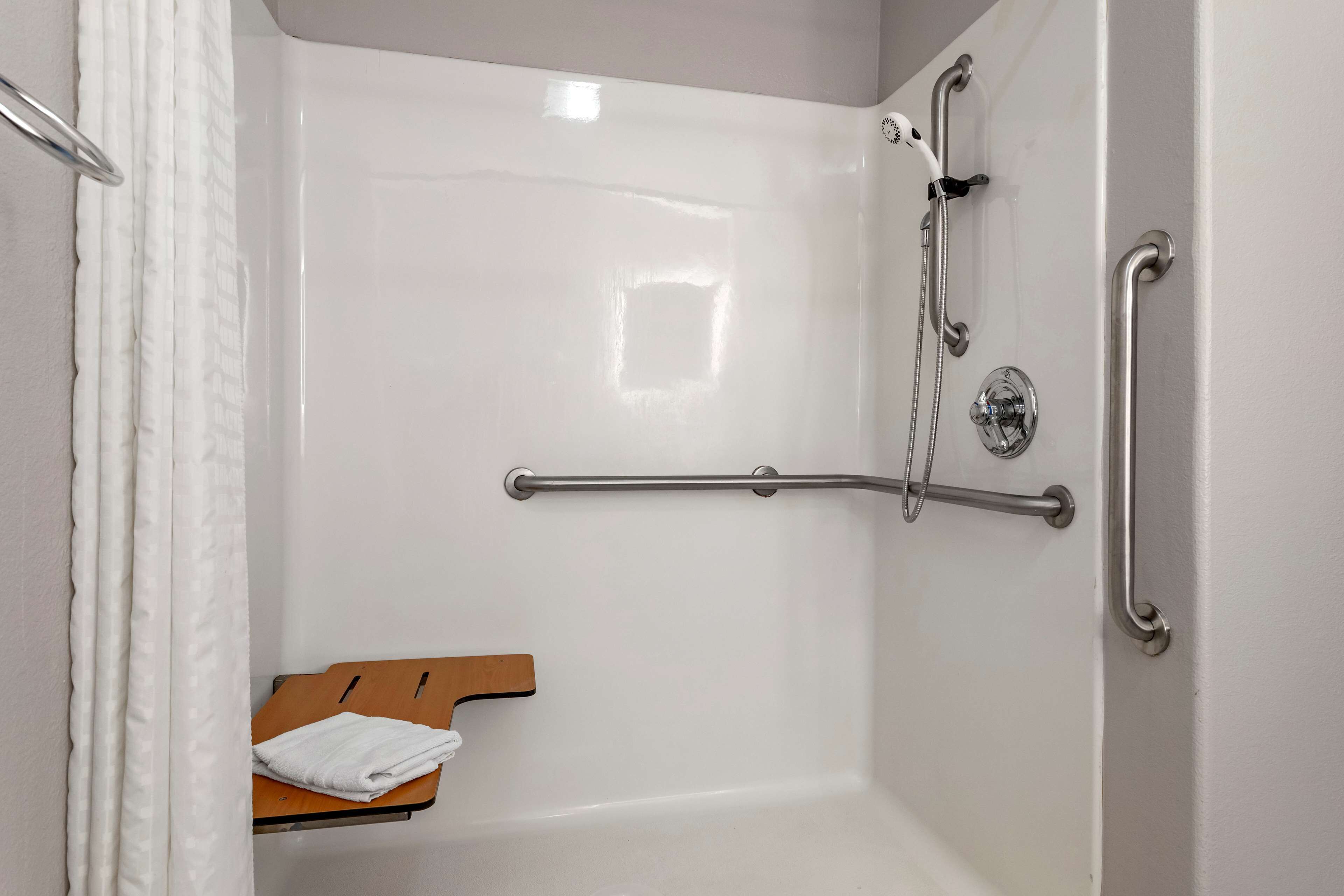 standard room, 1 king bed, accessible, bathtub | bathroom | hydromassage showerhead, free toiletries, hair dryer, towels
