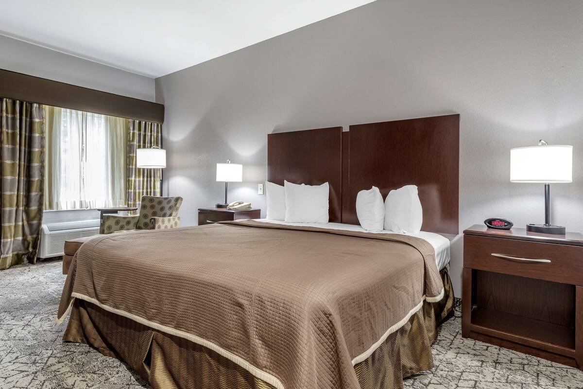 standard room, 1 king bed, accessible, bathtub | desk, iron/ironing board, free wifi, bed sheets