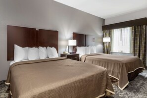 Chambre Standard, 2 grands lits, accessible aux personnes à mobilité réduite, baignoire