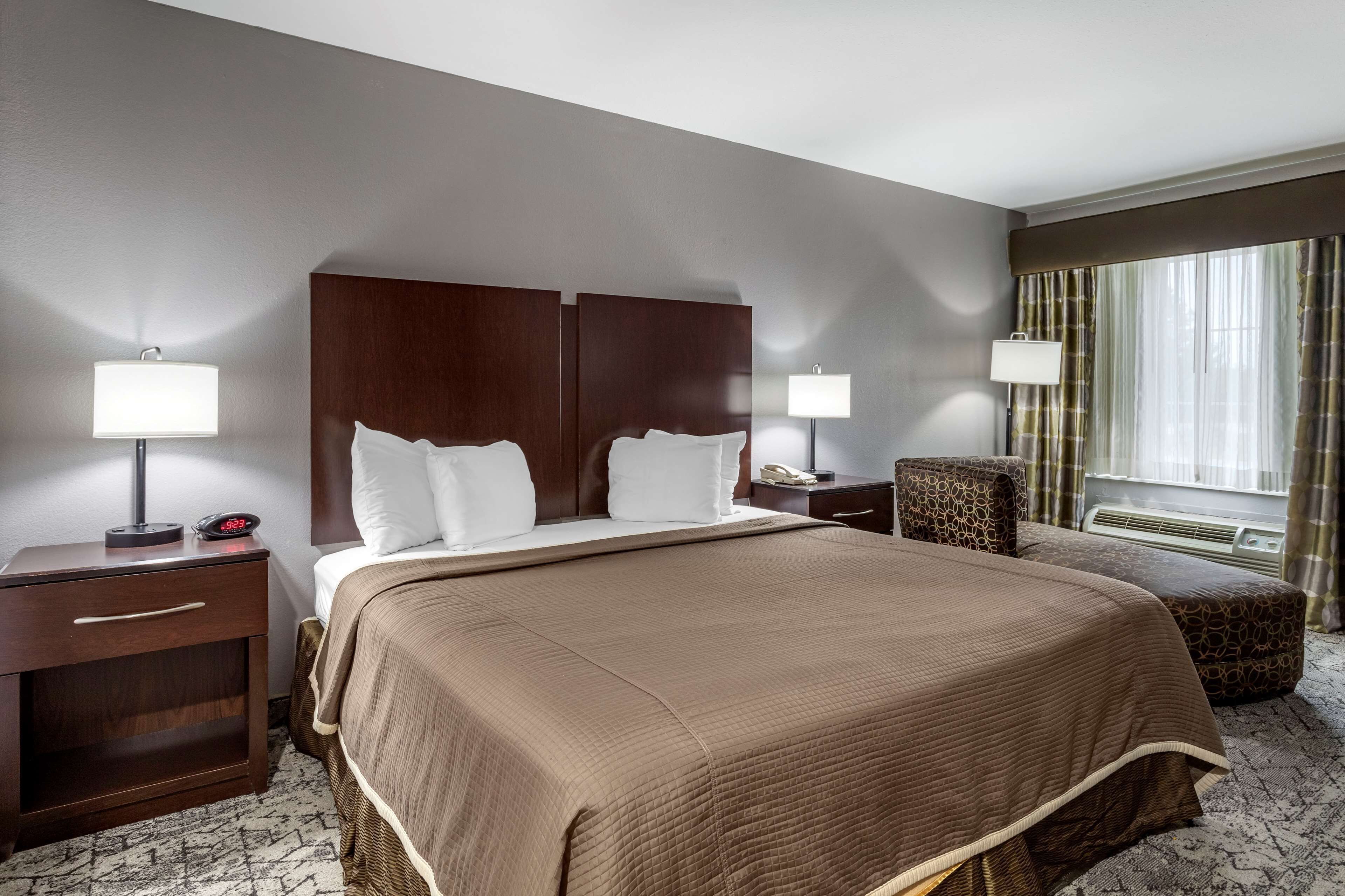 standard room, 1 king bed, non smoking, refrigerator & microwave | desk, iron/ironing board, free wifi, bed sheets