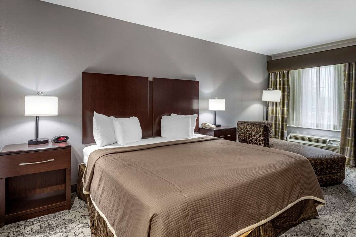 Desk, iron/ironing board, WiFi (free), bed sheets