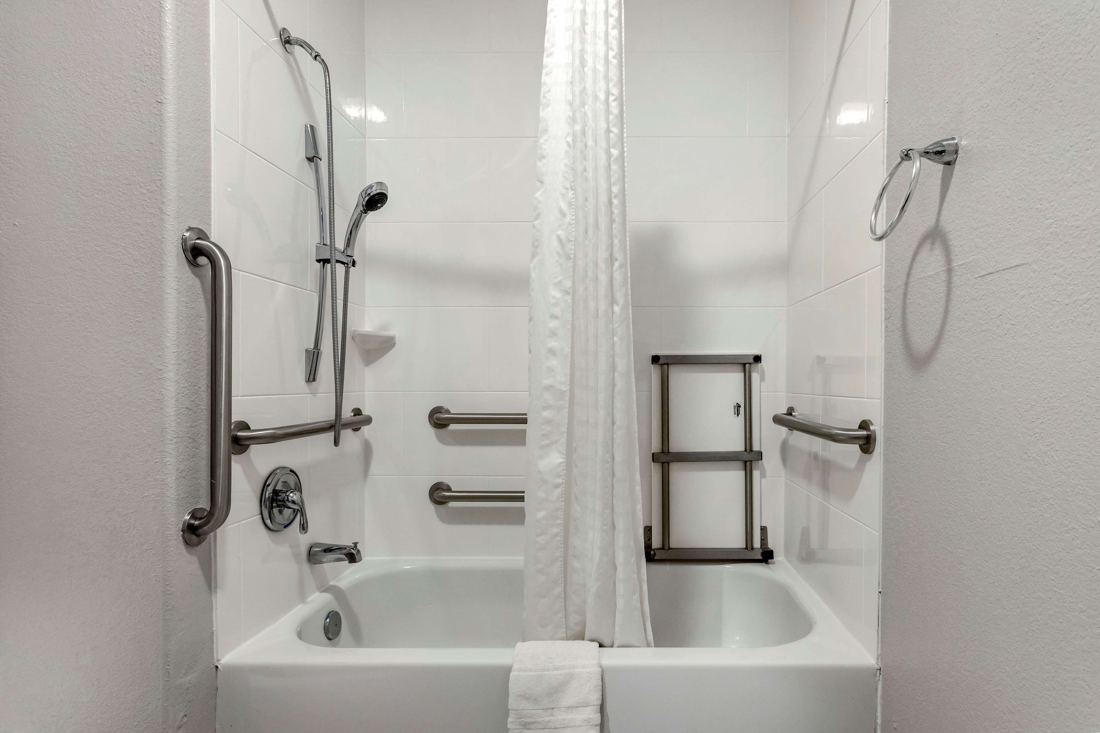 standard room, 2 queen beds, accessible, bathtub | bathroom | hydromassage showerhead, free toiletries, hair dryer, towels