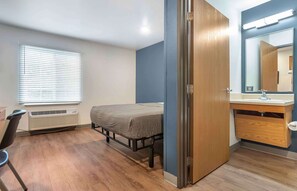 Standaard studio, niet-roken, koelkast en magnetron | Een bureau, een laptopwerkplek, een strijkplank/strijkijzer, gratis wifi