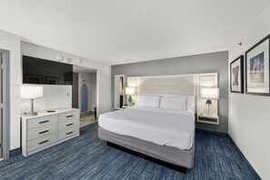 Quarto solteiro, 1 cama King, banheira de hidromassagem | Cofres nos quartos, escrivaninha, cortinas blackout