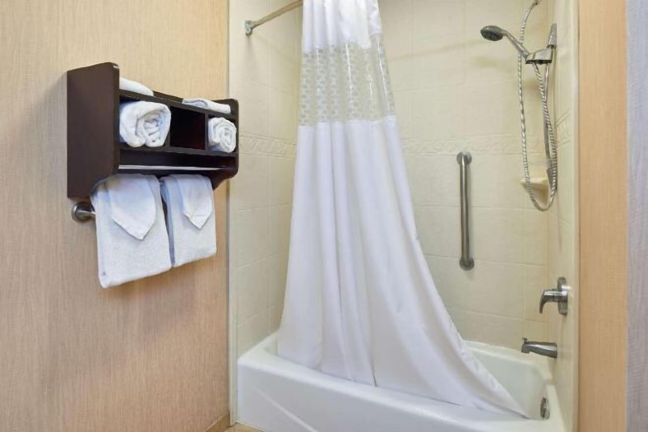 Badkamer | Een bad, gratis toiletartikelen, een haardroger, handdoeken