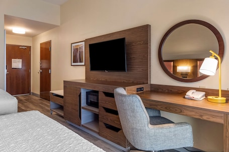 Room | Premium bedding, desk, blackout drapes, iron/ironing board. Hampton Inn Norco-Corona-Eastvale