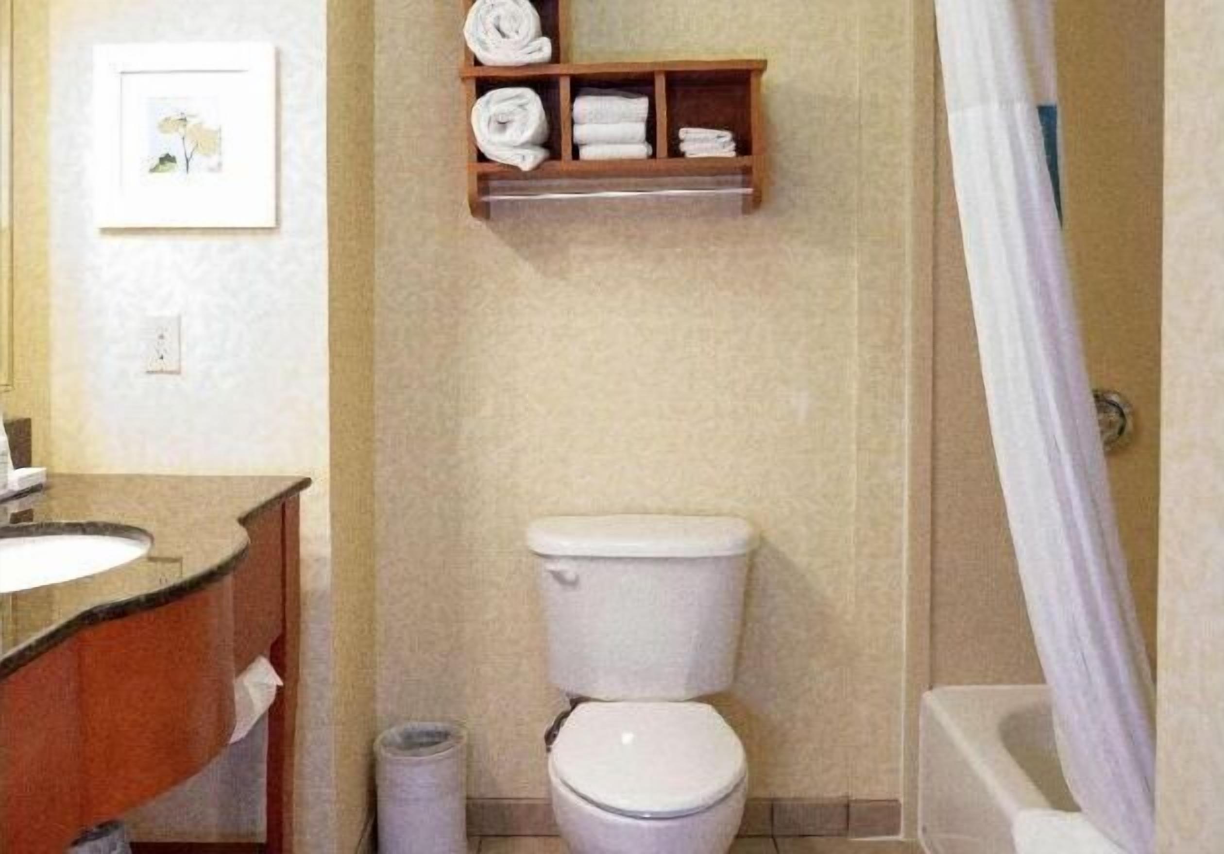 Bathroom | Combined shower/tub, free toiletries, hair dryer, bathrobes