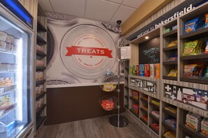 Snack bar - Hampton Inn & Suites Bakersfield North-Airport (Bakersfield)