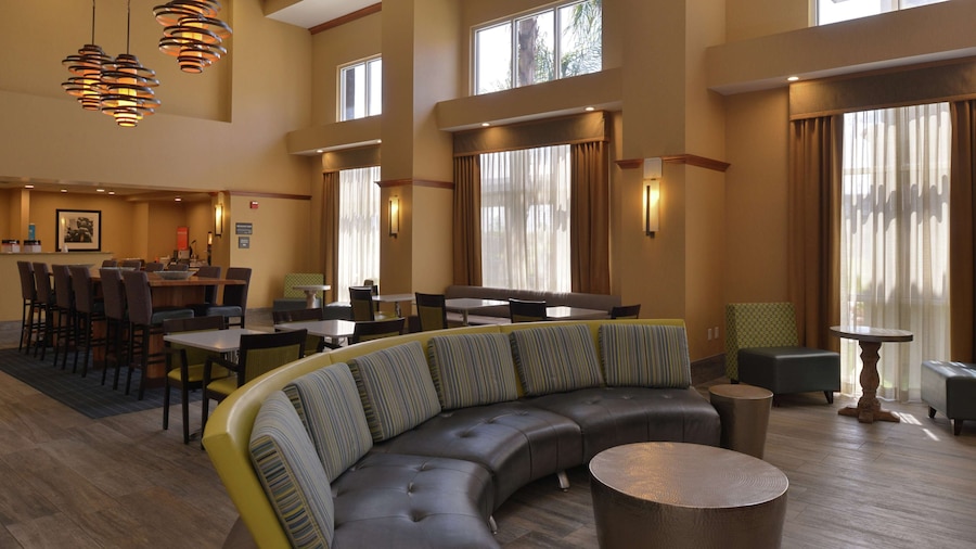 Hampton Inn & Suites Bakersfield North-Airport