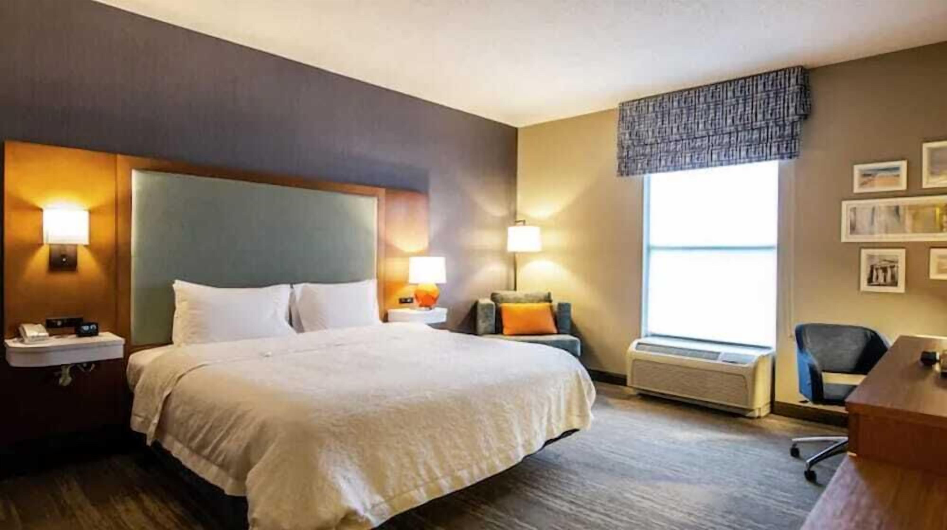 Ropa de cama de alta calidad y caja de seguridad en la habitación 
