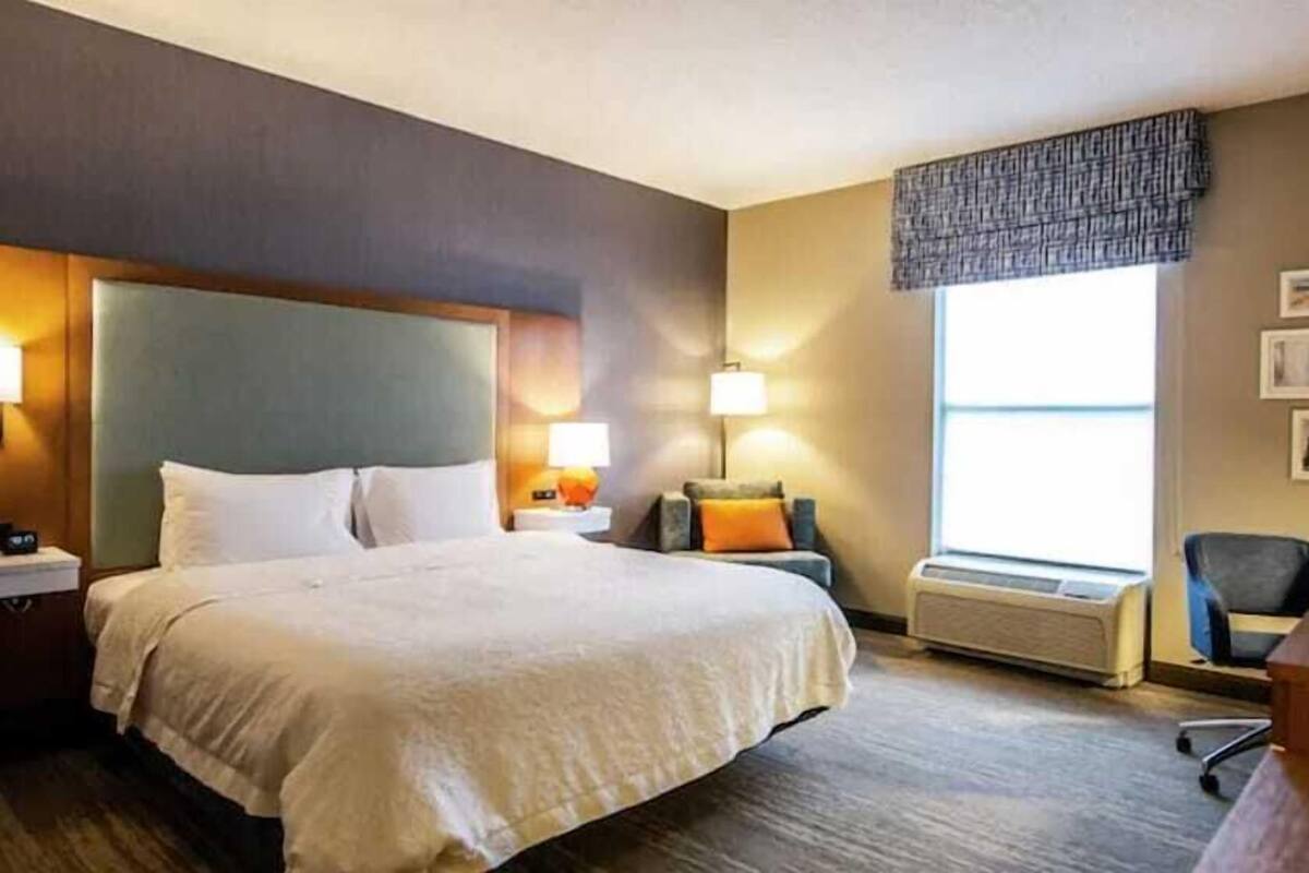 Ropa de cama de alta calidad y caja de seguridad en la habitación