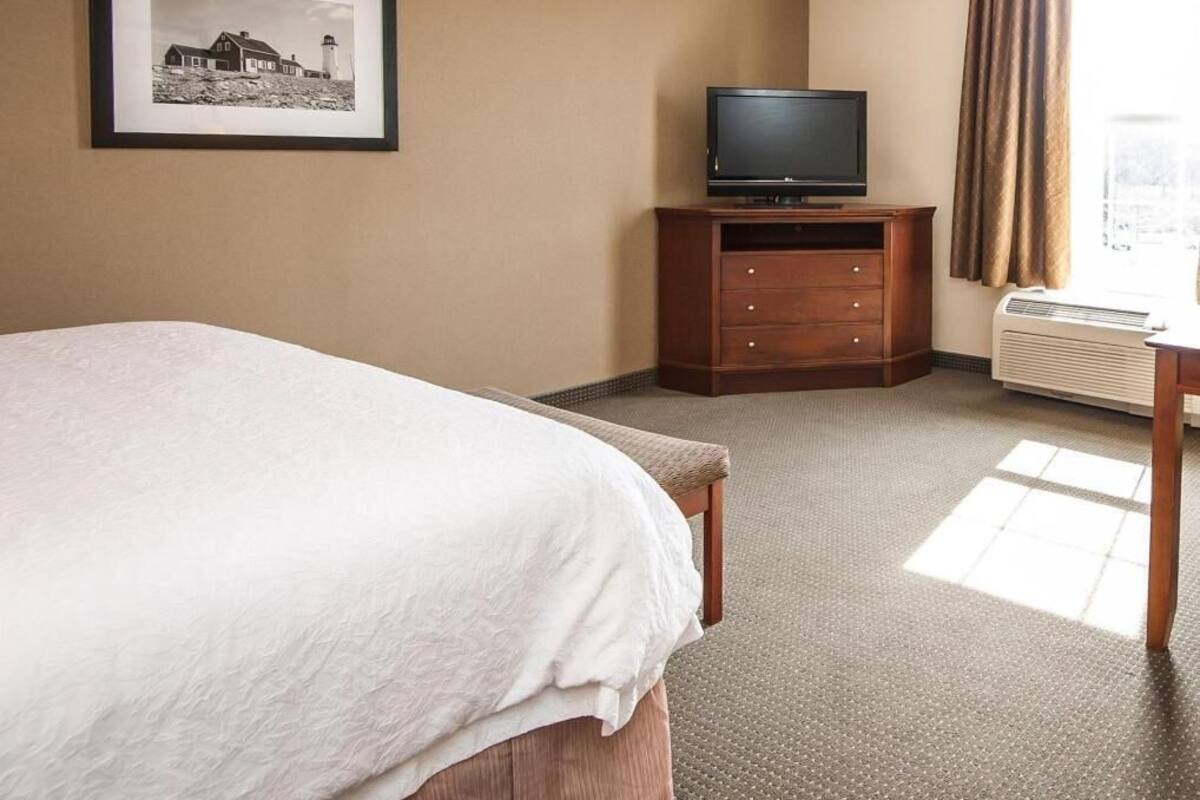 Ropa de cama de alta calidad y caja de seguridad en la habitación