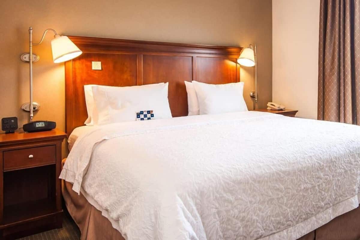 Ropa de cama de alta calidad y caja de seguridad en la habitación
