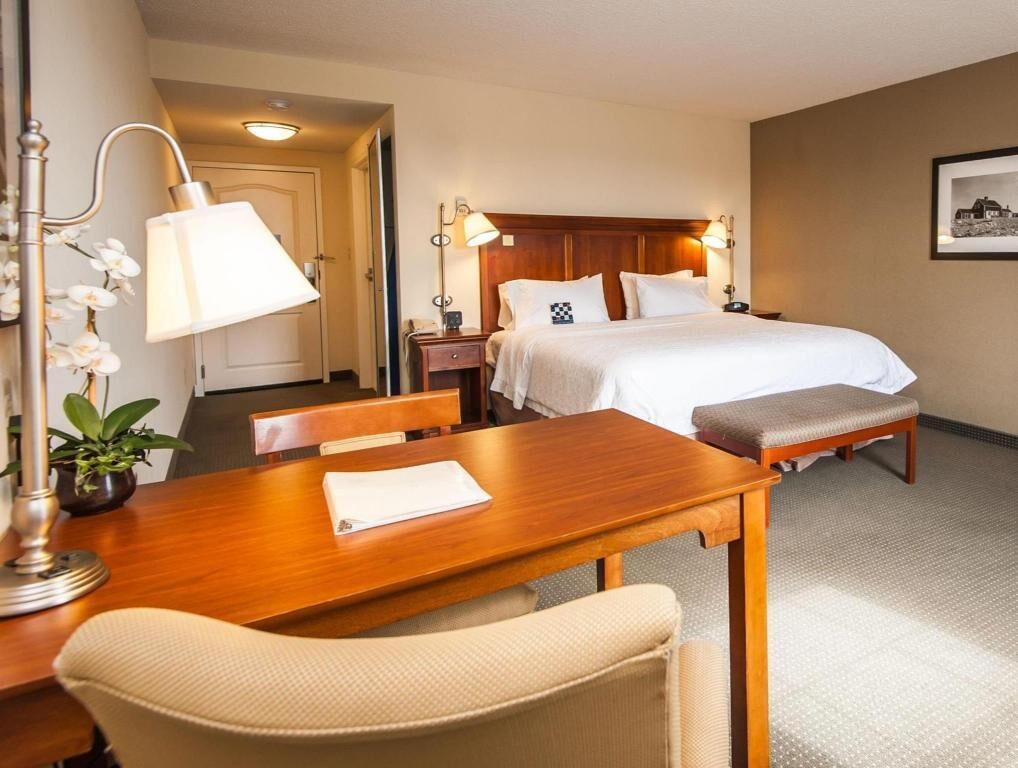 Ropa de cama de alta calidad y caja de seguridad en la habitación 