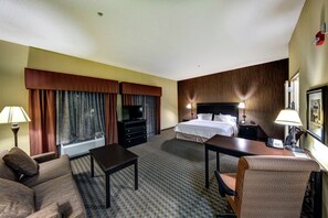 Suite, 1 Tempat Tidur King, akses difabel, Bebas Asap Rokok | Meja kerja, tirai kedap cahaya, dan setrika/meja setrika