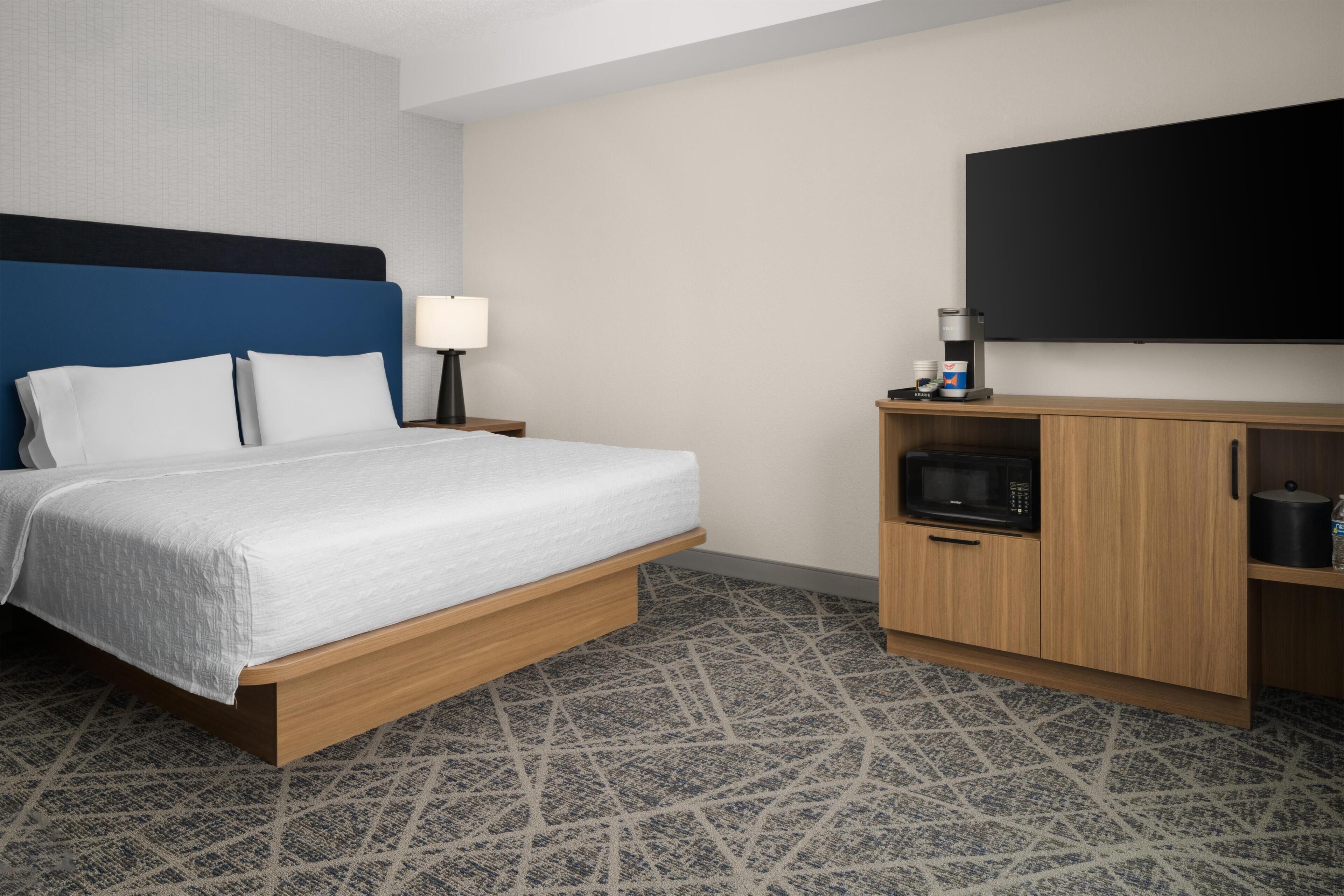 Quarto, 1 cama King, acessível, para não fumantes | Escrivaninha, cortinas blackout, ferros/tábuas de passar roupa