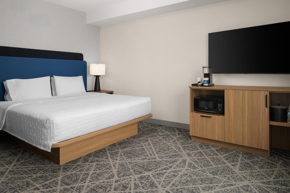 Room, 1 King Bed, Accessible, Non Smoking | Desk, blackout drapes, iron/ironing board, free cribs/infant beds
