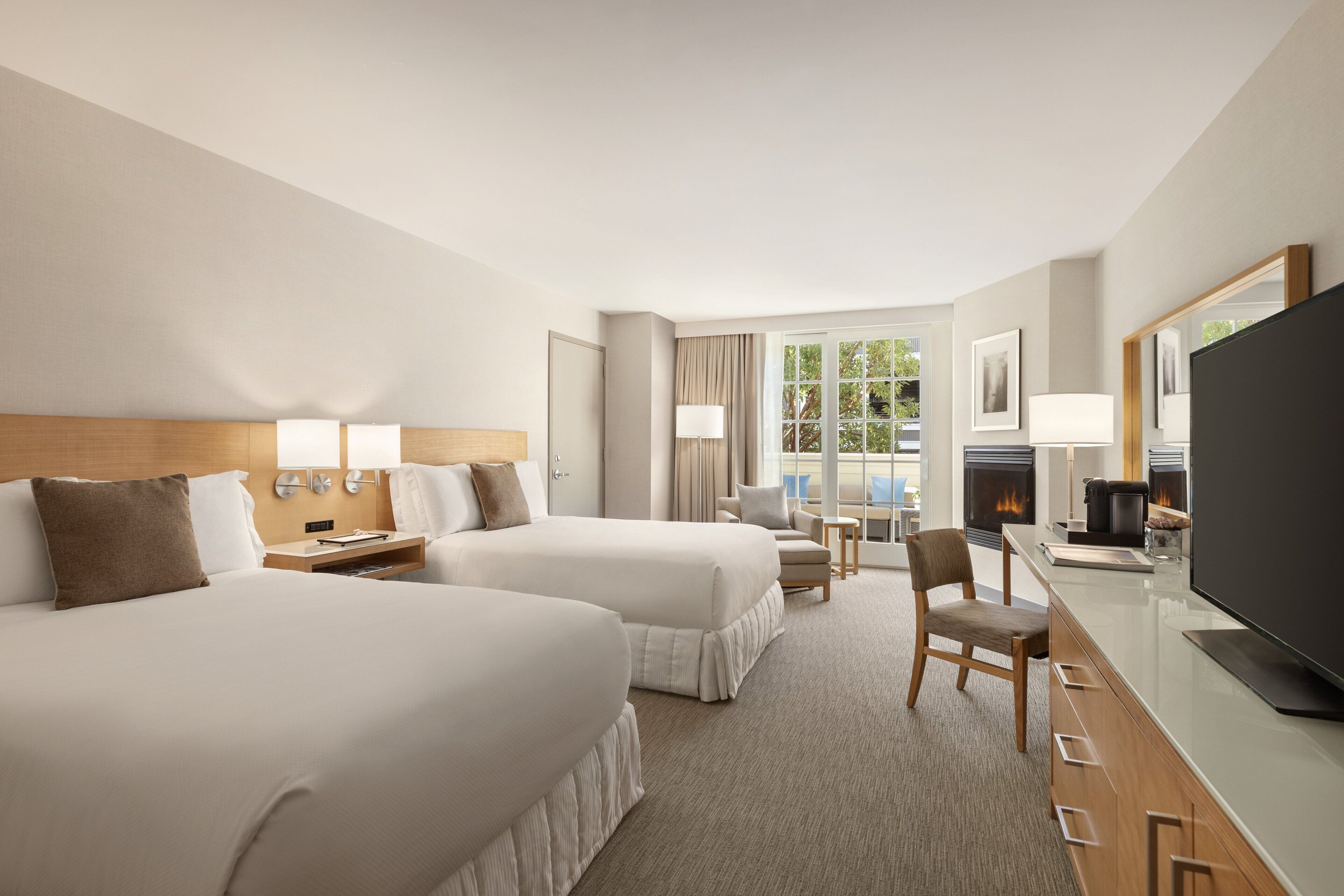 Habitación Premium, 2 camas matrimoniales, patio | Caja de seguridad en la habitación, escritorio y cortinas blackout 