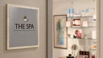 Ein Spa-Schild mit einem Muschelsymbol und dem Schriftzug „THE SPA“.