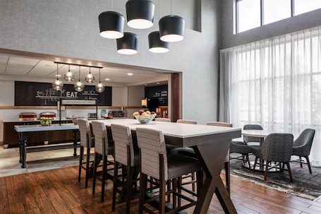 Colazione a buffet inclusa, servita tutte le mattine . Hampton Inn & Suites West Bend