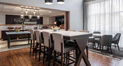 Hampton Inn & Suites West Bend