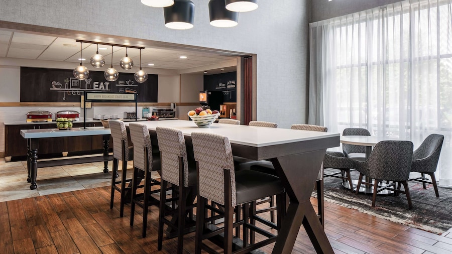 Hampton Inn & Suites West Bend