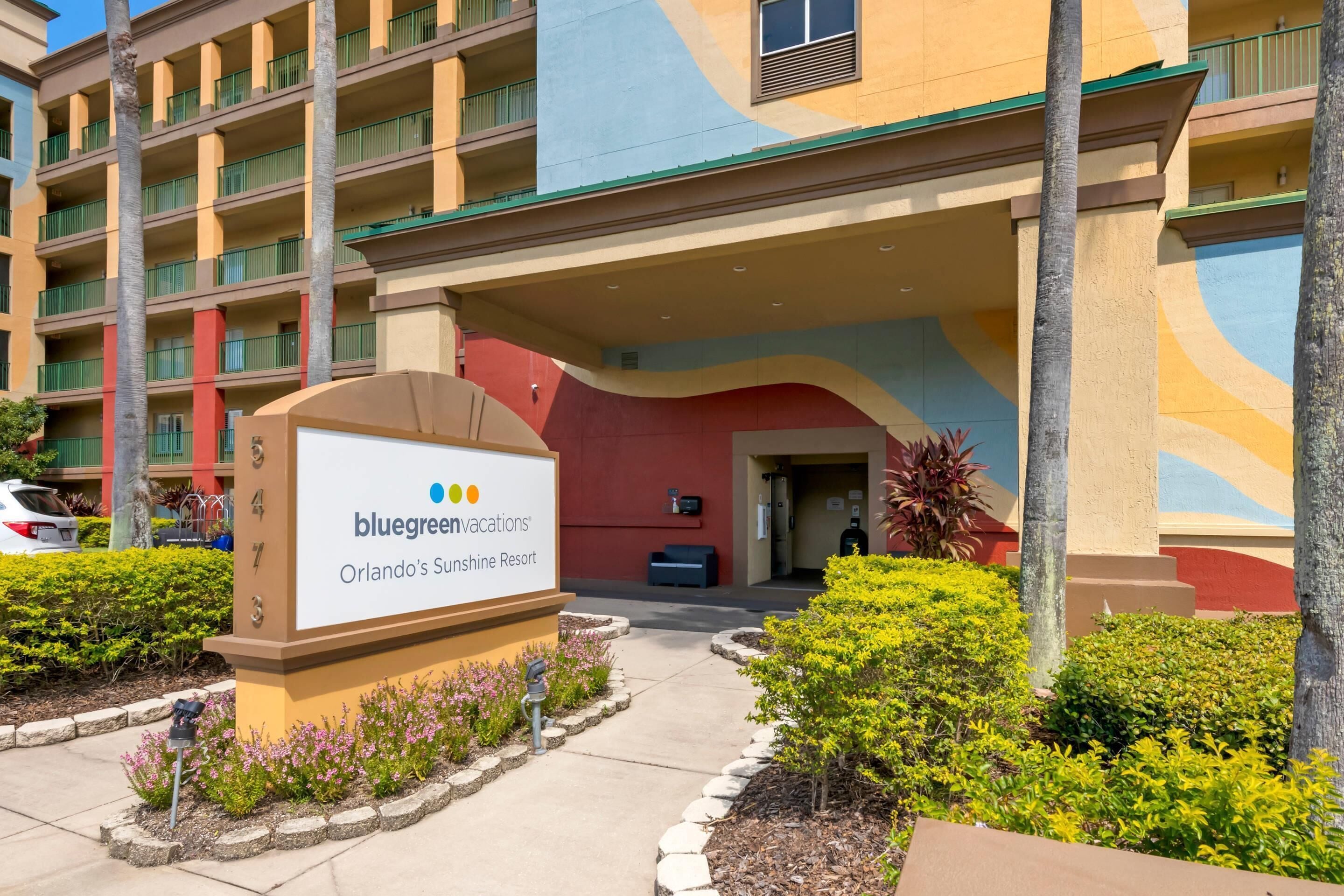 L'ingresso di un hotel con un cartello per Bluegreen Vacations Orlando's Sunshine Resort.