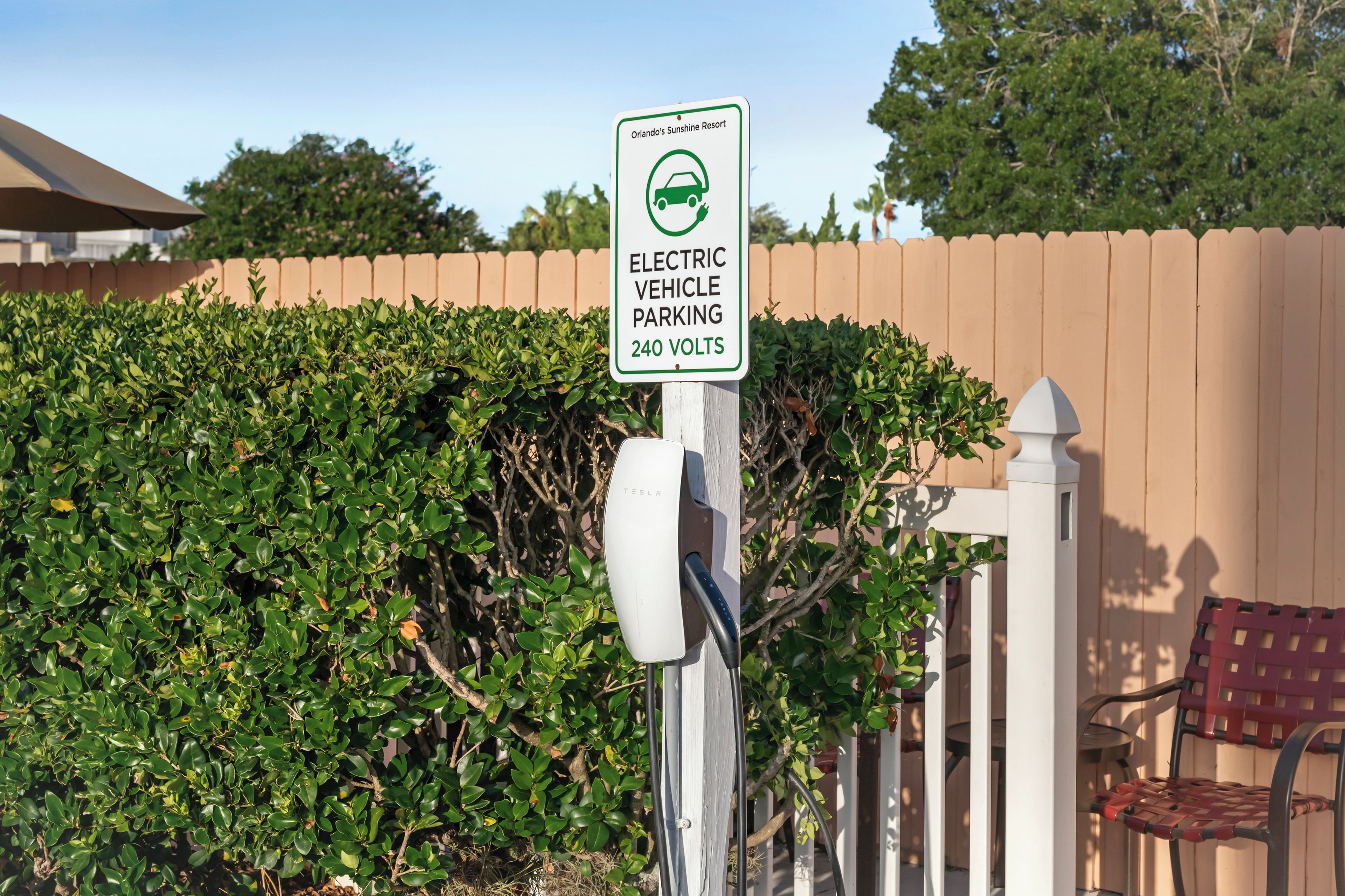 Placa do Sunshine Resort em Orlando indicando vaga para veículos elétricos, com 240 volts.
