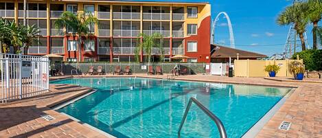 Piscina all'aperto, ombrelloni da piscina, lettini