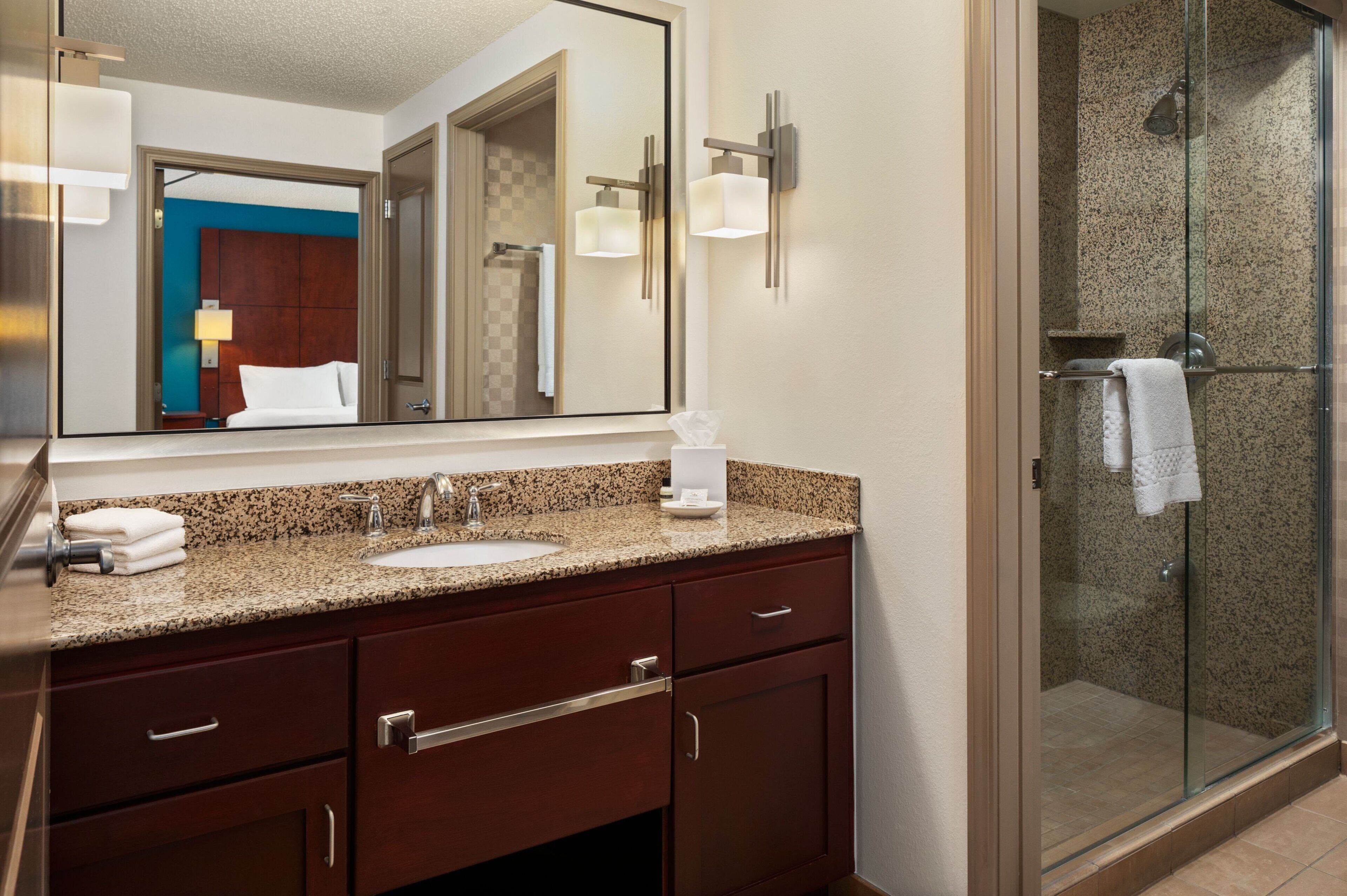 suite, 1 bedroom, fireplace | bathroom | free toiletries, hair dryer, towels
