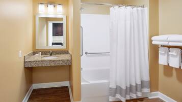 Combined shower/tub, free toiletries, hair dryer, towels