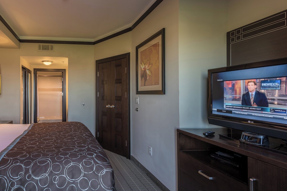 Suite, 1 Bedroom, Kitchen | In-room safe, desk, laptop workspace, blackout drapes