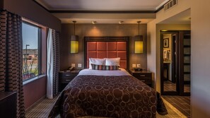 In-room safe, desk, laptop workspace, blackout drapes - Staybridge Suites DFW Airport North by IHG (Irving)