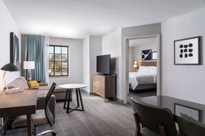 Suite, 1 cama de matrimonio grande | Caja fuerte, escritorio, tabla de planchar con plancha y wifi gratis