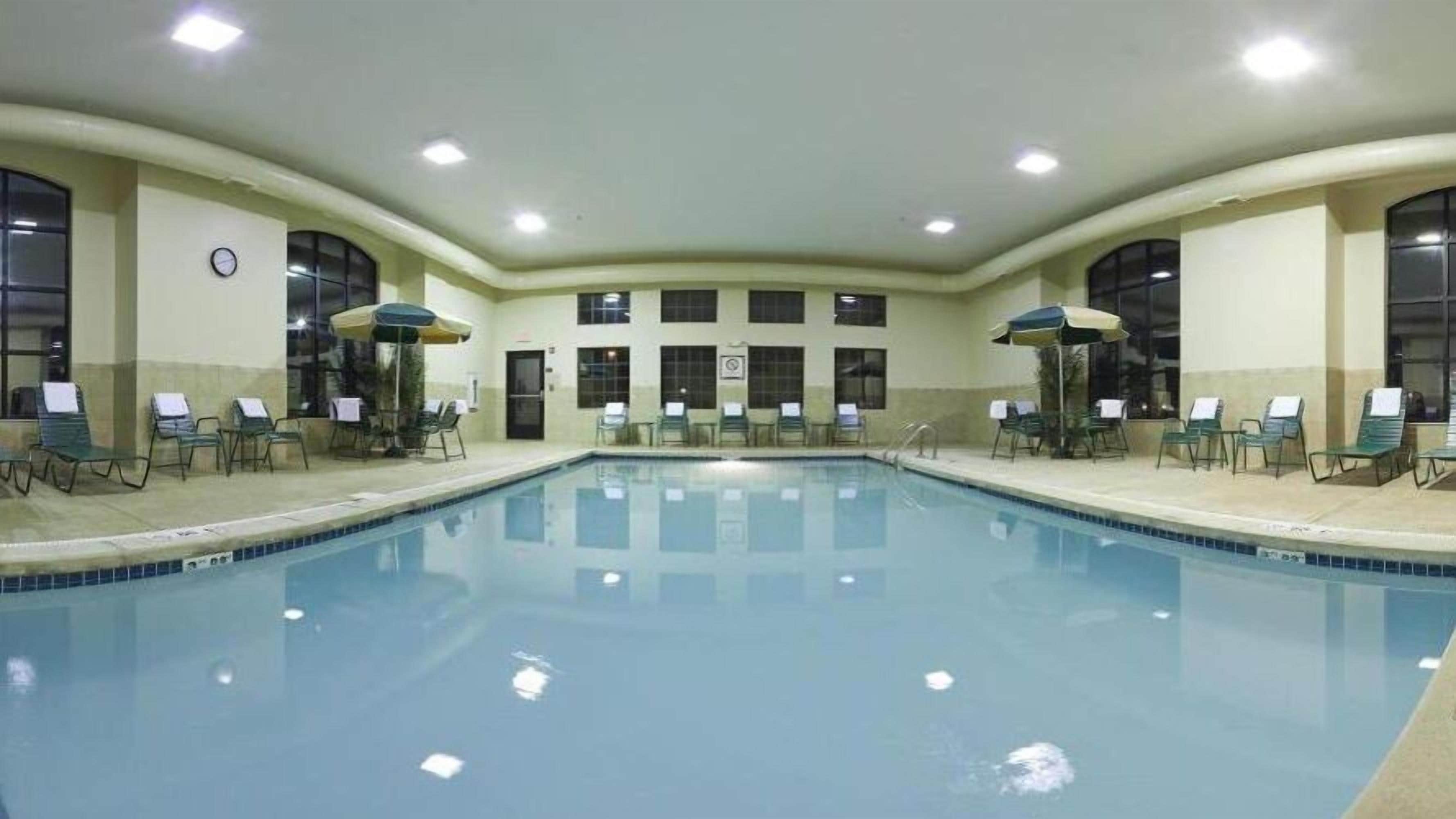 من حمّامات السباحة المغطاة