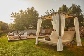 Inomhuspool, 2 utomhuspooler och solstolar