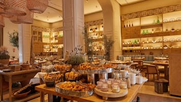 4 restaurantes; se sirven desayunos, cenas y cocina mediterránea