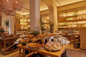 4 restaurantes; se sirve desayuno, almuerzo y cena