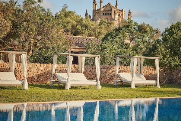 Una piscina techada, 2 piscinas al aire libre