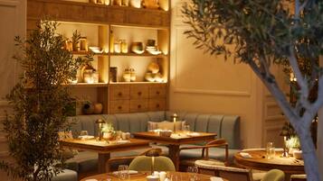 4 restaurants; breakfast, lunch and dinner served