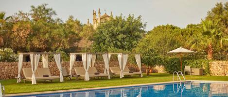 Innenpool, 2 Außenpools, Liegestühle