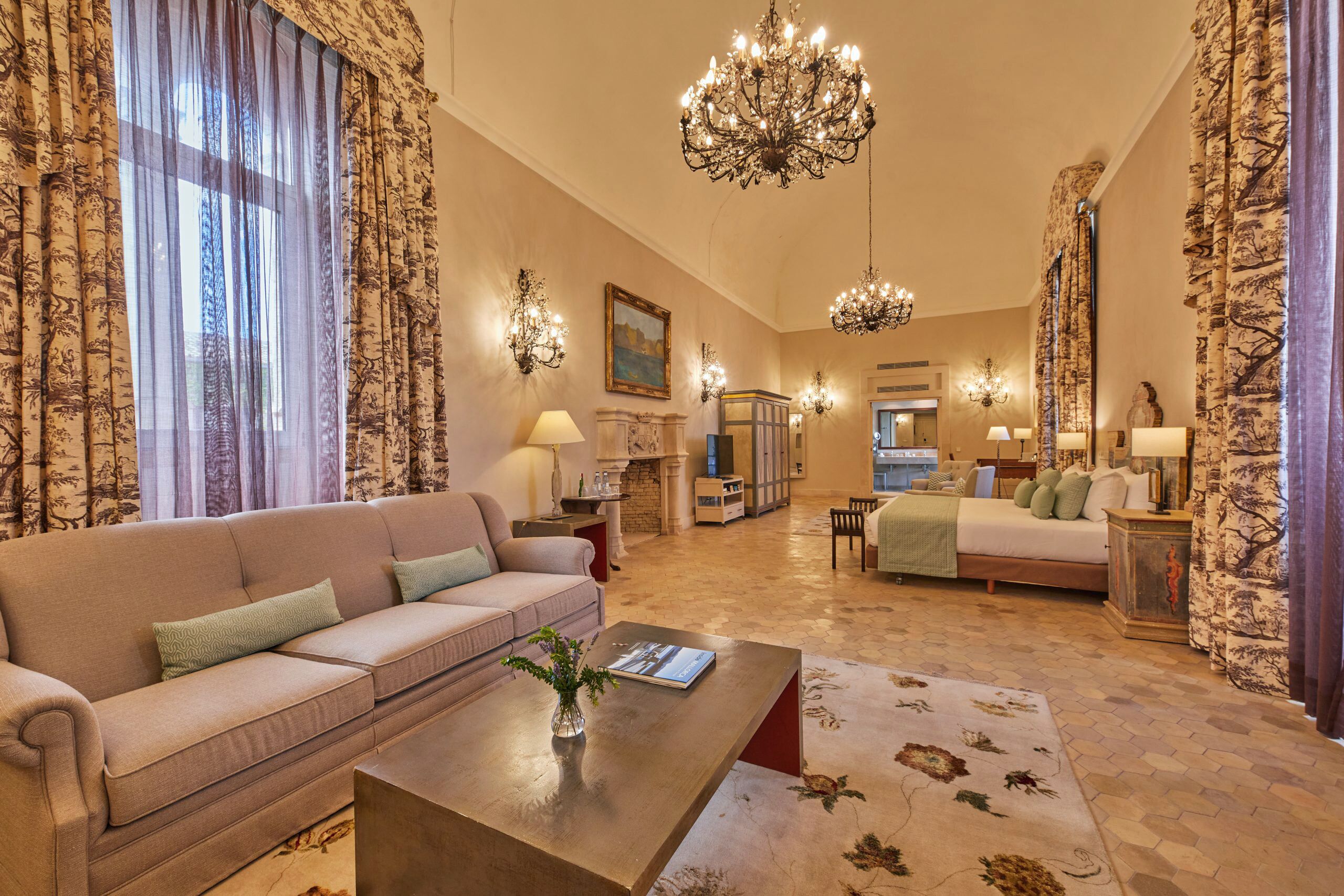 Luxe beddengoed, een minibar, een kluis op de kamer