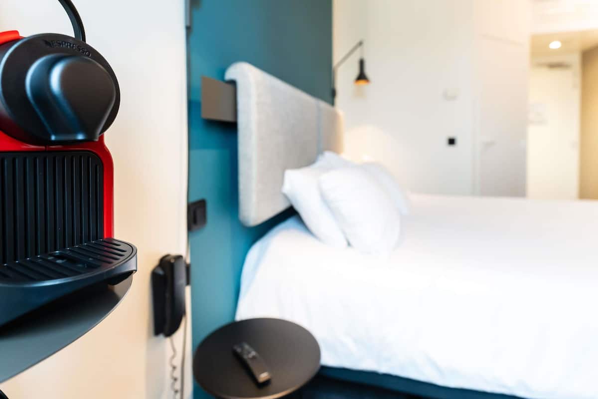 Premium bedding, desk, blackout drapes, soundproofing